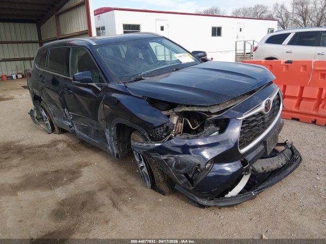 Продажа на аукционе авто 2022 Toyota Highlander Xle, vin: 5TDHZRBH0NS568639, номер лота: 44877933