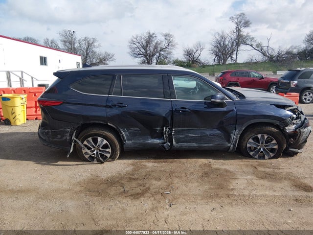 Продажа на аукционе авто 2022 Toyota Highlander Xle, vin: 5TDHZRBH0NS568639, номер лота: 44877933
