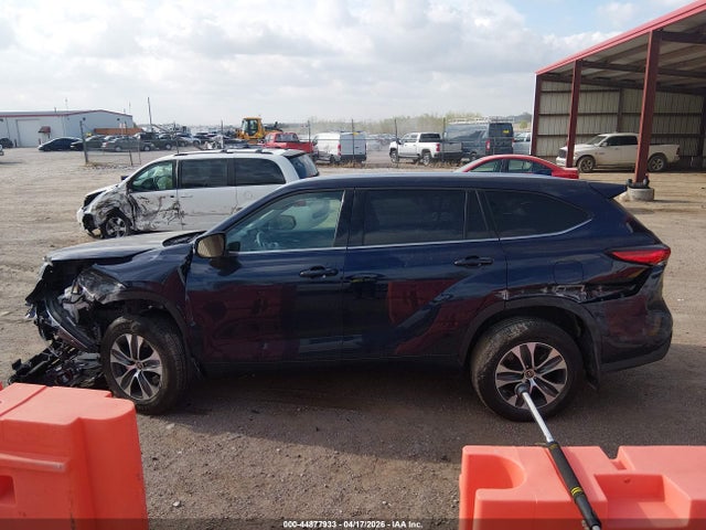 Продажа на аукционе авто 2022 Toyota Highlander Xle, vin: 5TDHZRBH0NS568639, номер лота: 44877933
