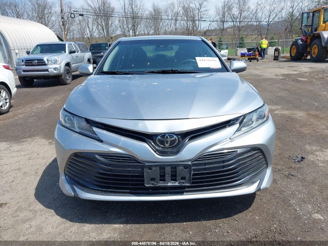 Продаж на аукціоні авто 2018 Toyota Camry Le, vin: 4T1B11HK0JU054759, номер лоту: 44878196