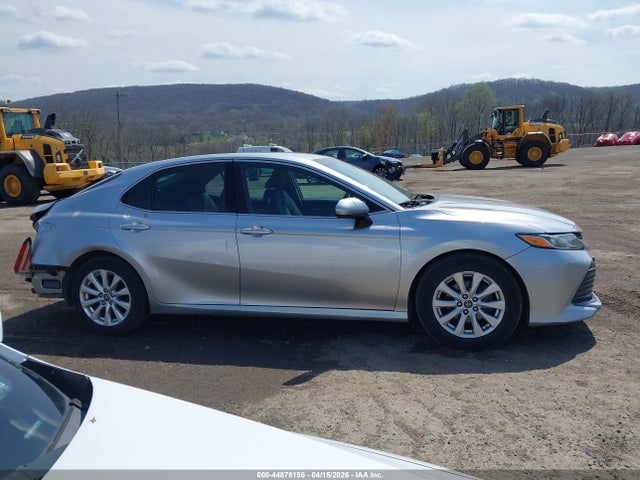 Продаж на аукціоні авто 2018 Toyota Camry Le, vin: 4T1B11HK0JU054759, номер лоту: 44878196
