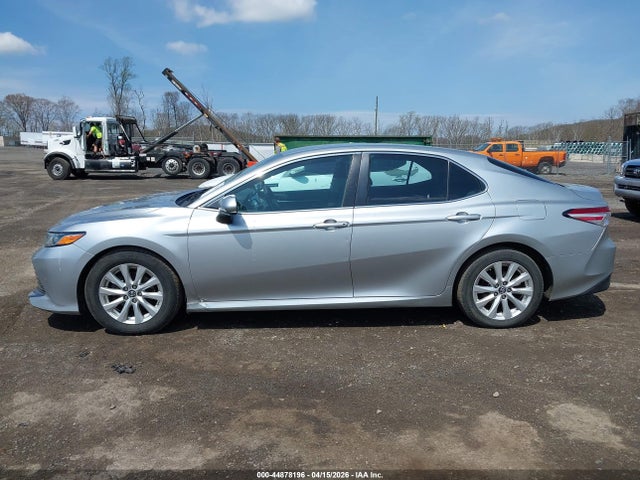 Продаж на аукціоні авто 2018 Toyota Camry Le, vin: 4T1B11HK0JU054759, номер лоту: 44878196