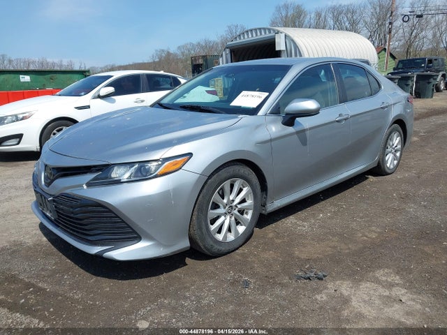 Продаж на аукціоні авто 2018 Toyota Camry Le, vin: 4T1B11HK0JU054759, номер лоту: 44878196