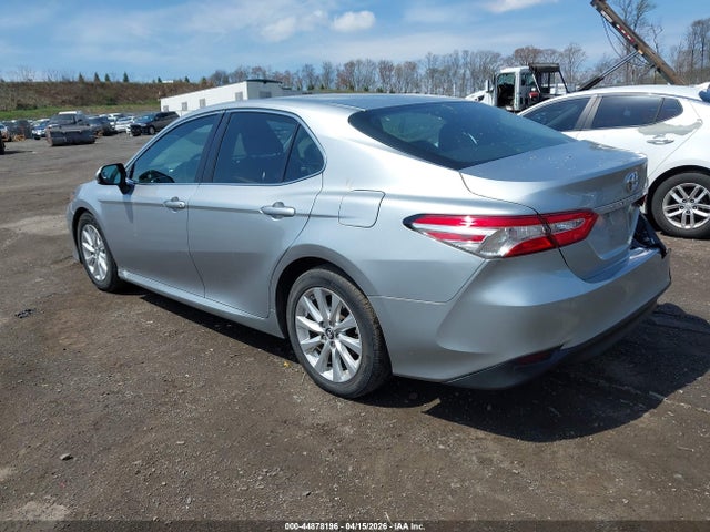 Продаж на аукціоні авто 2018 Toyota Camry Le, vin: 4T1B11HK0JU054759, номер лоту: 44878196