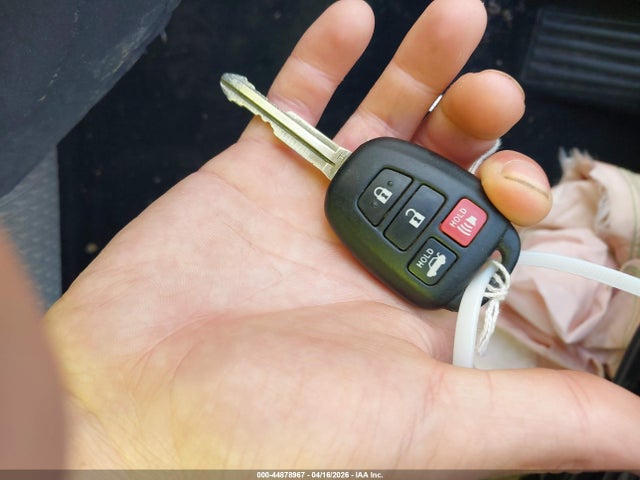 44878967 :رقم المزاد ، 4T1BF1FKXFU005404 vin ، 2015 Toyota Camry Se مزاد بيع