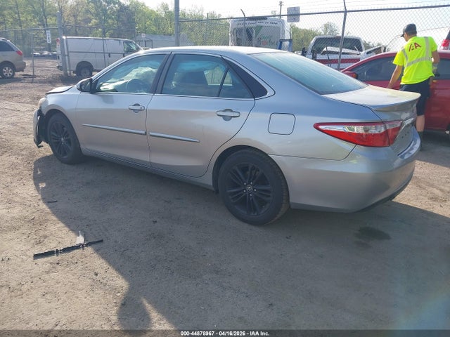 44878967 :رقم المزاد ، 4T1BF1FKXFU005404 vin ، 2015 Toyota Camry Se مزاد بيع
