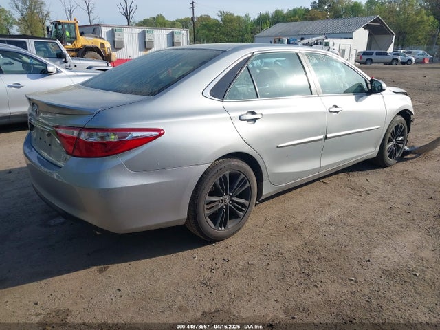 44878967 :رقم المزاد ، 4T1BF1FKXFU005404 vin ، 2015 Toyota Camry Se مزاد بيع