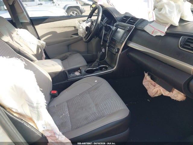 44878967 :رقم المزاد ، 4T1BF1FKXFU005404 vin ، 2015 Toyota Camry Se مزاد بيع