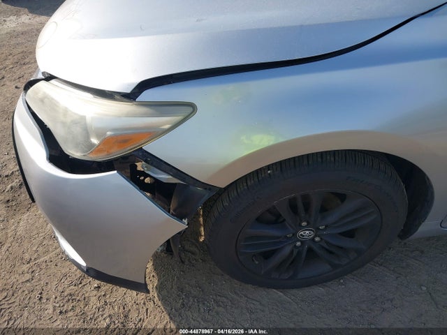 44878967 :رقم المزاد ، 4T1BF1FKXFU005404 vin ، 2015 Toyota Camry Se مزاد بيع