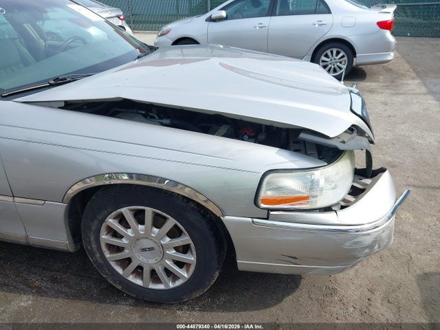 Продажа на аукционе авто 2006 Lincoln Town Car Signature, vin: 1LNHM81W46Y607467, номер лота: 44879340