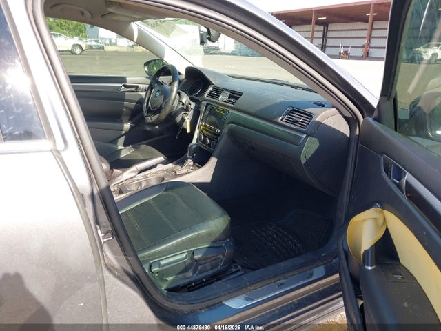 Продаж на аукціоні авто 2017 Volkswagen Passat 1.8t R-line, vin: 1VWDT7A35HC062611, номер лоту: 44879430