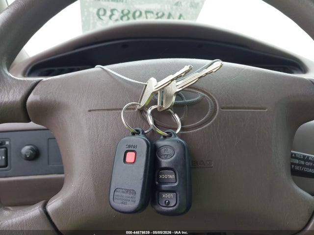 44879839 :رقم المزاد ، 4T1BF22K6YU941633 vin ، 2000 Toyota Camry Le V6 مزاد بيع