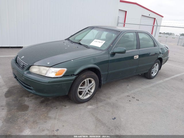 44879839 :رقم المزاد ، 4T1BF22K6YU941633 vin ، 2000 Toyota Camry Le V6 مزاد بيع