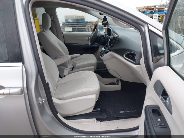 2017 CHRYSLER PACIFICA HYBRID 2C4RC1H75HR765082 Photo 4