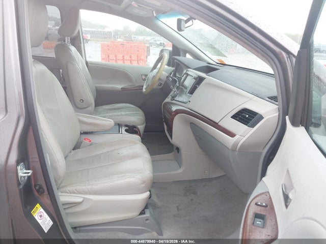 2011 Toyota Sienna Xle V6 მანქანა იყიდება აუქციონზე, vin: 5TDYK3DC6BS169300, აუქციონის ნომერი: 44879940