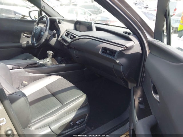 JTHX3JBH7L2030120 Lexus UX 200