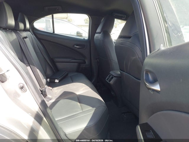JTHX3JBH7L2030120 Lexus UX 200