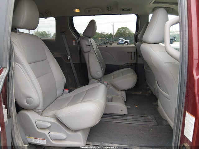5TDYK3DC7FS687437 Toyota Sienna Xle 8 Passenger