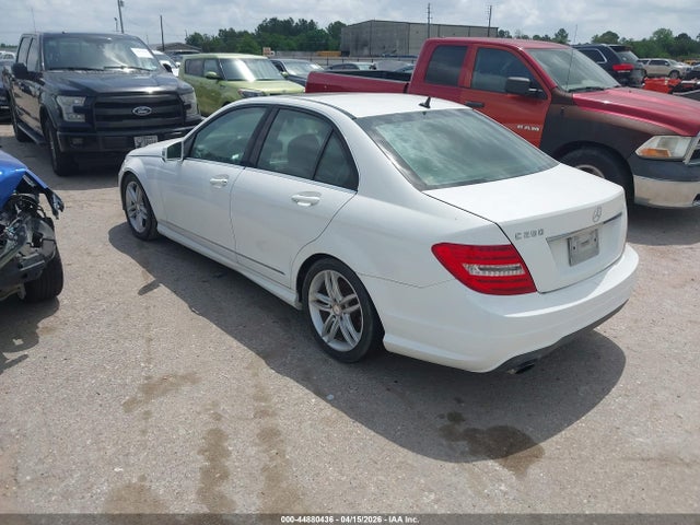 2013 MERCEDES-BENZ C 250 WDDGF4HB4DA802776 Photo 2