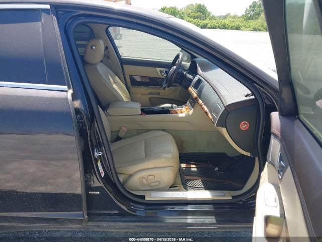 2011 JAGUAR XF SAJWA0FBXBLS13864 Photo 4