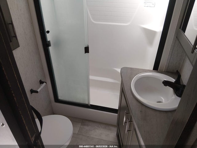 44881141 :رقم المزاد ، 573FM4535M1118126 vin ، 2021 Grand Design Momentum مزاد بيع