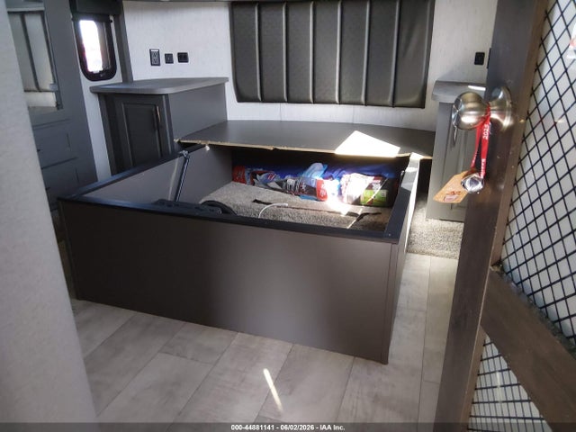 44881141 :رقم المزاد ، 573FM4535M1118126 vin ، 2021 Grand Design Momentum مزاد بيع