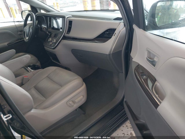 5TDDZ3DC9HS182495 Toyota Sienna Xle 7 Passenger