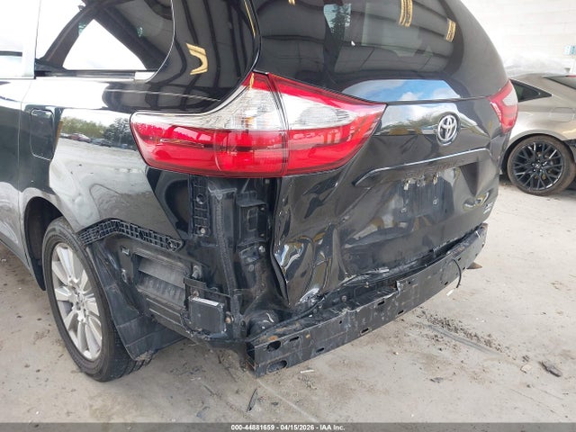 5TDDZ3DC9HS182495 Toyota Sienna Xle 7 Passenger