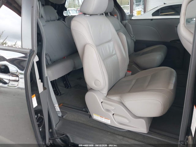 5TDDZ3DC9HS182495 Toyota Sienna Xle 7 Passenger