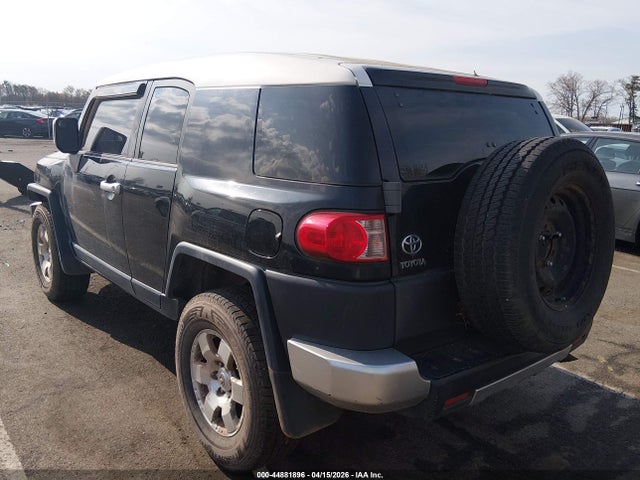 2007 TOYOTA FJ CRUISER JTEBU11F070061070 Photo 2