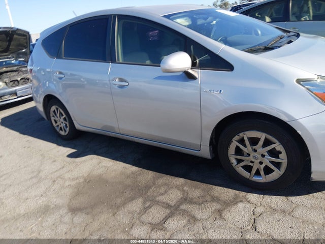 JTDZN3EUXFJ039509 Toyota Prius V Two
