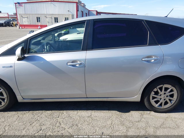 JTDZN3EUXFJ039509 Toyota Prius V Two