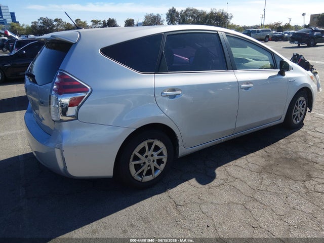 JTDZN3EUXFJ039509 Toyota Prius V Two