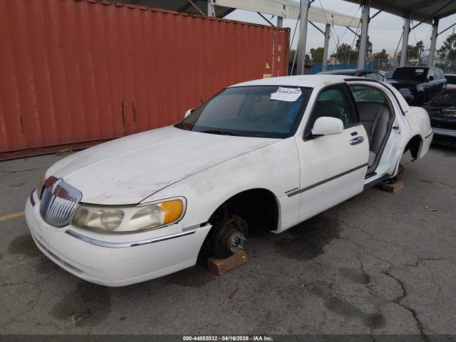 Продаж на аукціоні авто 2000 Lincoln Town Car Signature, vin: 1LNHM82W9YY821162, номер лоту: 44882032