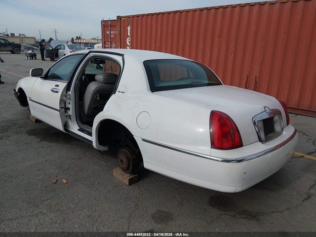 Продаж на аукціоні авто 2000 Lincoln Town Car Signature, vin: 1LNHM82W9YY821162, номер лоту: 44882032