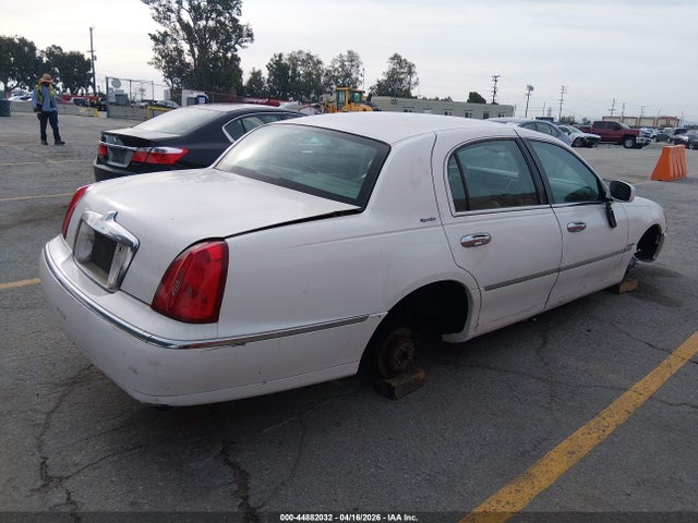 Продаж на аукціоні авто 2000 Lincoln Town Car Signature, vin: 1LNHM82W9YY821162, номер лоту: 44882032