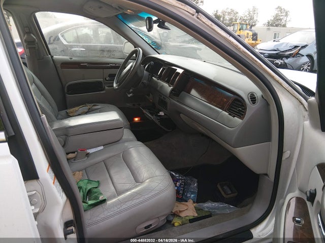 Продаж на аукціоні авто 2000 Lincoln Town Car Signature, vin: 1LNHM82W9YY821162, номер лоту: 44882032