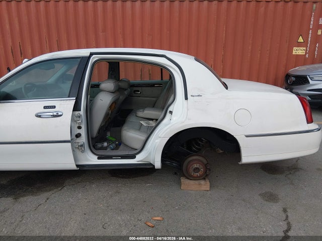 Продаж на аукціоні авто 2000 Lincoln Town Car Signature, vin: 1LNHM82W9YY821162, номер лоту: 44882032