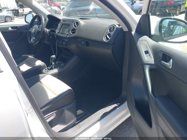WVGBV7AX2HK023421 Volkswagen Tiguan 2.0t/2.0t S
