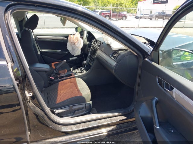 Продаж на аукціоні авто 2016 Volkswagen Passat 1.8t S, vin: 1VWAT7A35GC011496, номер лоту: 44882996