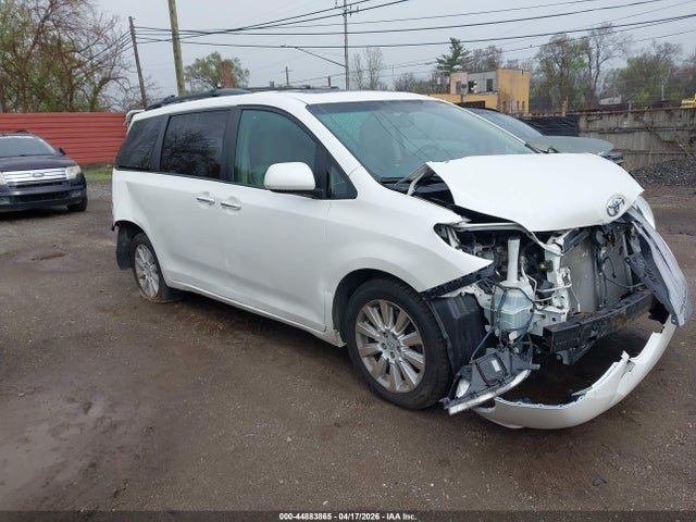 2015 Toyota Sienna Xle Premium 7 Passenger მანქანა იყიდება აუქციონზე, vin: 5TDDK3DC9FS117633, აუქციონის ნომერი: 44883865