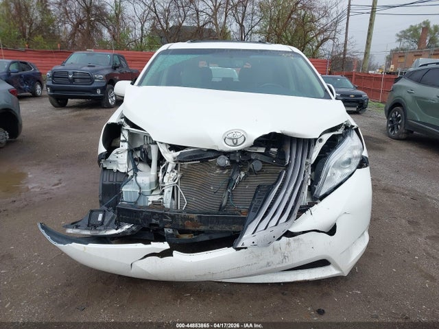 2015 Toyota Sienna Xle Premium 7 Passenger მანქანა იყიდება აუქციონზე, vin: 5TDDK3DC9FS117633, აუქციონის ნომერი: 44883865