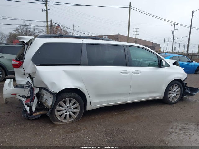 2015 Toyota Sienna Xle Premium 7 Passenger მანქანა იყიდება აუქციონზე, vin: 5TDDK3DC9FS117633, აუქციონის ნომერი: 44883865