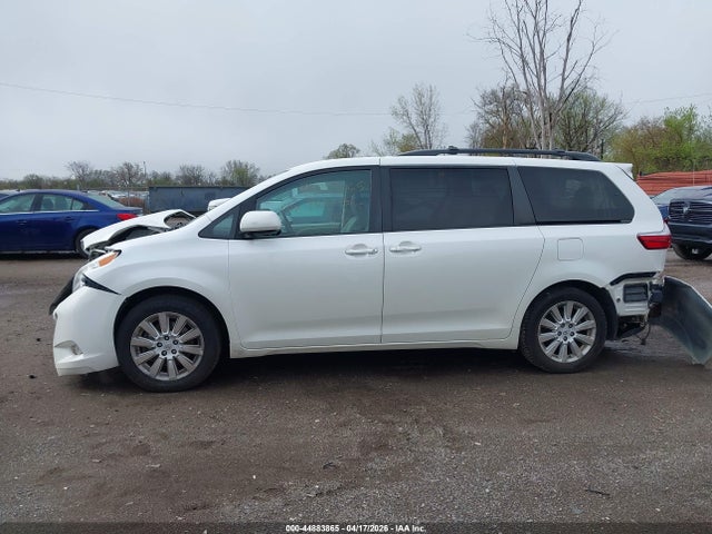 2015 Toyota Sienna Xle Premium 7 Passenger მანქანა იყიდება აუქციონზე, vin: 5TDDK3DC9FS117633, აუქციონის ნომერი: 44883865