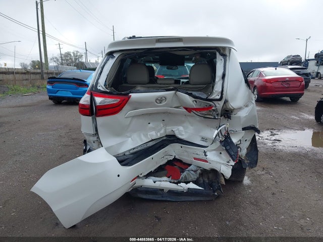 2015 Toyota Sienna Xle Premium 7 Passenger მანქანა იყიდება აუქციონზე, vin: 5TDDK3DC9FS117633, აუქციონის ნომერი: 44883865