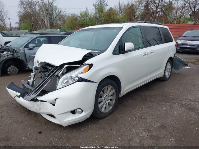 2015 Toyota Sienna Xle Premium 7 Passenger მანქანა იყიდება აუქციონზე, vin: 5TDDK3DC9FS117633, აუქციონის ნომერი: 44883865