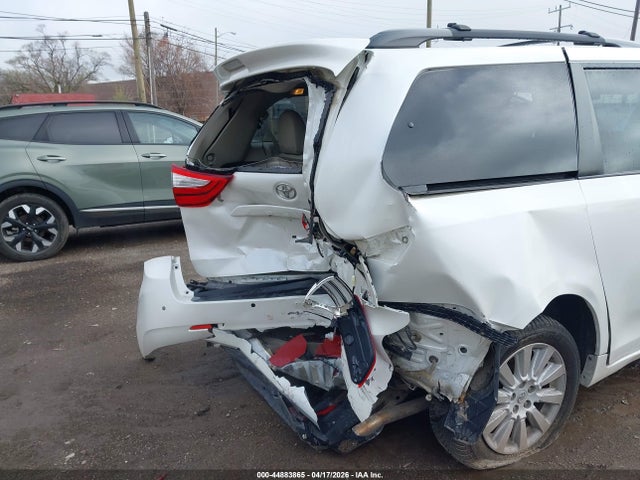 2015 Toyota Sienna Xle Premium 7 Passenger მანქანა იყიდება აუქციონზე, vin: 5TDDK3DC9FS117633, აუქციონის ნომერი: 44883865