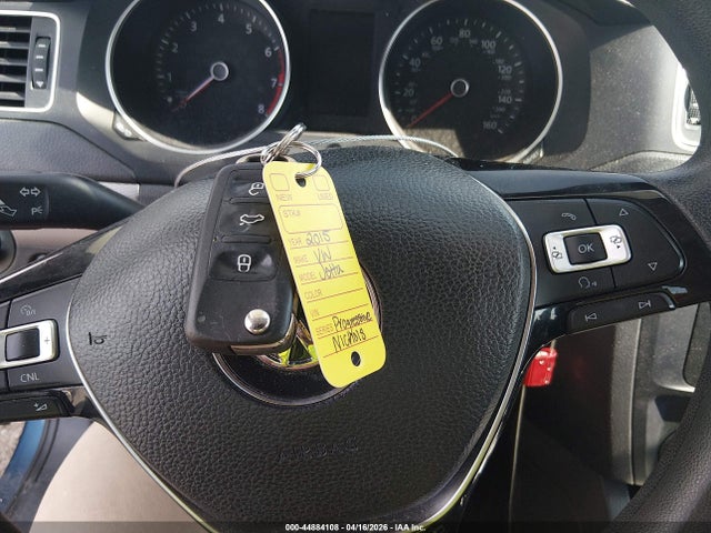 44884108 :رقم المزاد ، 3VWD17AJ0FM211183 vin ، 2015 Volkswagen Jetta 1.8t Se مزاد بيع
