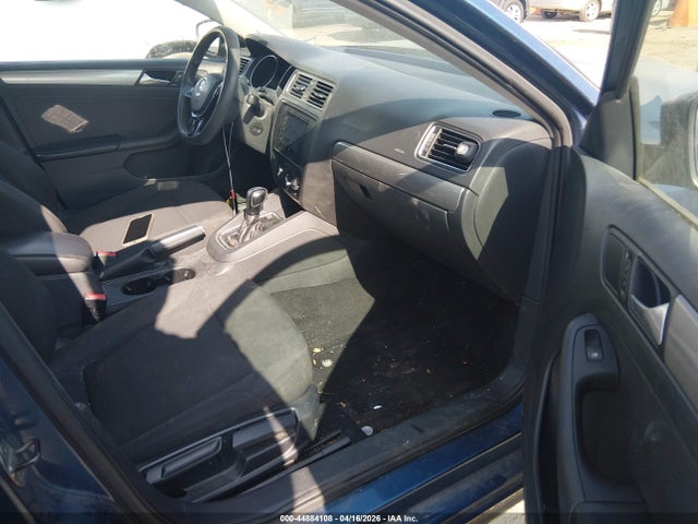 44884108 :رقم المزاد ، 3VWD17AJ0FM211183 vin ، 2015 Volkswagen Jetta 1.8t Se مزاد بيع