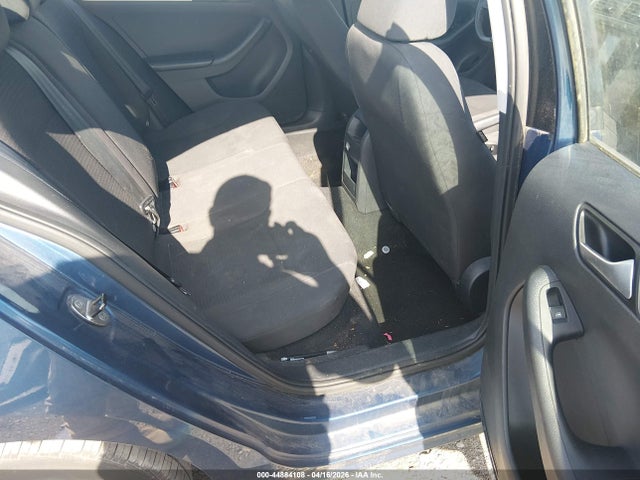 44884108 :رقم المزاد ، 3VWD17AJ0FM211183 vin ، 2015 Volkswagen Jetta 1.8t Se مزاد بيع